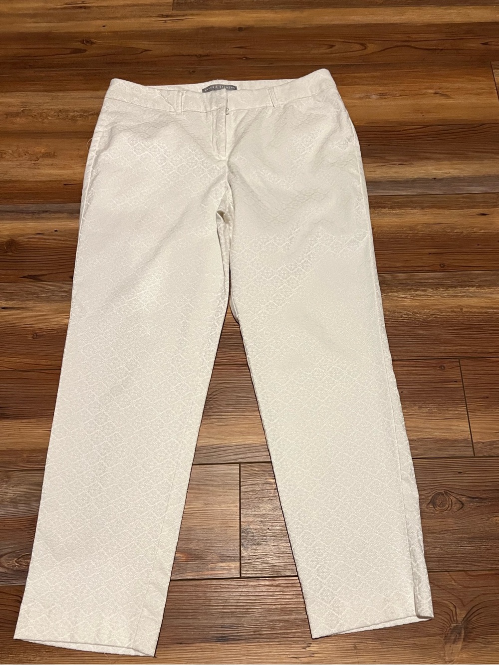 Women’s Valerie Stevens size 10, zip front with pockets White Textured Chinos